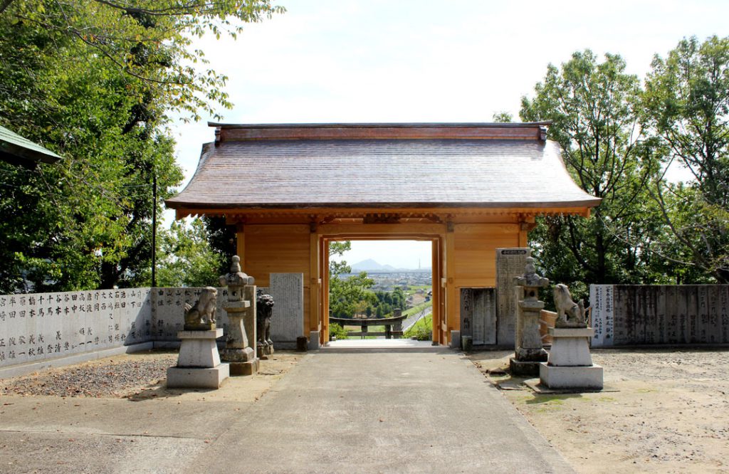 隋神門を西側から望む