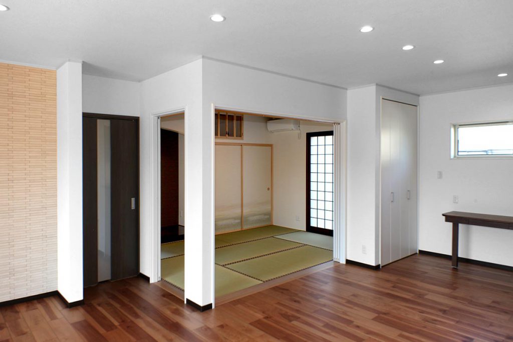 リビングに隣接された和室でさらに開放感のある空間を実現。