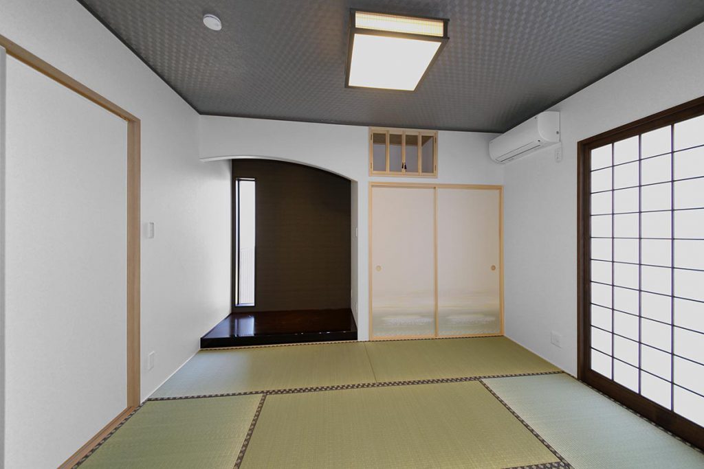 床の間や神棚、襖や障子などの伝統とモダンが同居する和室。